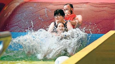 Für die Kleineren hat das Blu eine breite Wellenrutsche zu bieten.