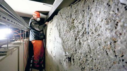 Von der Decke war 2012 ein Betonbrocken in die Halle des Bahnhofs Friedrichstraße gestürzt. Die Sanierungsarbeiten sollen dieses Jahr beendet werden.