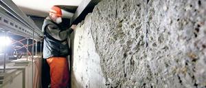 Von der Decke war 2012 ein Betonbrocken in die Halle des Bahnhofs Friedrichstraße gestürzt. Die Sanierungsarbeiten sollen dieses Jahr beendet werden.