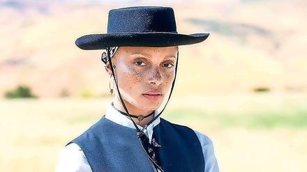 Model Adwoa Aboah führt Mode von Christian Dior vor