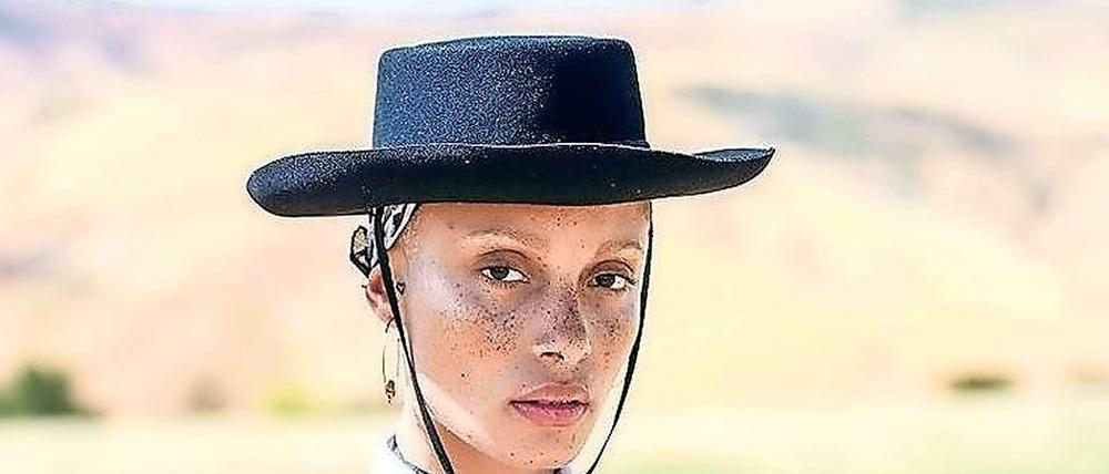 Model Adwoa Aboah führt Mode von Christian Dior vor