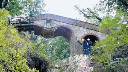 Über Jahre war der Mittelpfeiler der Teufelsbrücke im Volkspark Glienicke unbemerkt unterspült worden. Ein Unwetter 2009 gab ihm den Rest.
