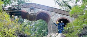 Über Jahre war der Mittelpfeiler der Teufelsbrücke im Volkspark Glienicke unbemerkt unterspült worden. Ein Unwetter 2009 gab ihm den Rest. 