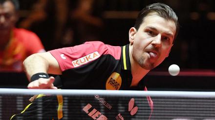 Über diese Kuppe muss er fliegen: Timo Boll fixiert den Ball.