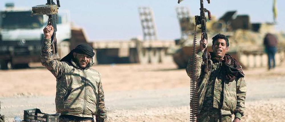Vor dem Angriff. Die Kämpfer der Syrischen Demokratischen Kräfte sind ethnisch und religiös gemischt und haben dennoch ein gemeinsames Ziel – sie sind die Utopie dessen, was Syrien einmal sein könnte. Foto: Rodi Said/Reuters