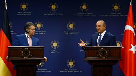Keine Einigung: Außenminister Sigmar Gabriel und sein türkischer Kollege Mevlut Cavusoglu in Ankara