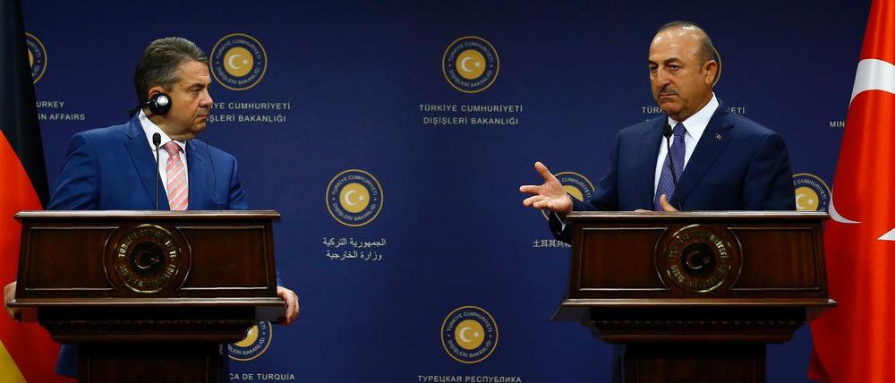 Keine Einigung: Außenminister Sigmar Gabriel und sein türkischer Kollege Mevlut Cavusoglu in Ankara