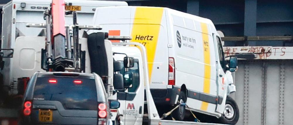 Der weiße Lieferwagen, den die Angreifer benutzten, wird am Sonntagabend über die London Bridge abtransportiert.