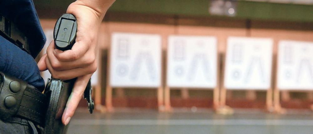 Eine Polizeischülerin trainiert auf einem Schießstand in Berlin. 