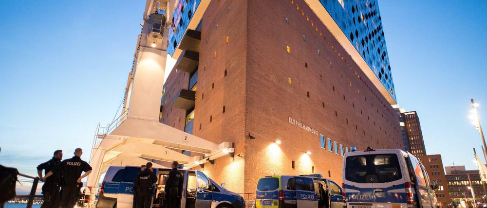 Polizisten vor der Elbphilharmonie in Hamburg. Der G20-Gipfel findet am 7. und 8. Juli 2017 in Hamburg statt. Rund um die Elbphilharmonie wird es Sicherheitszonen geben.