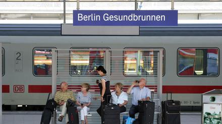 Wegen zwei verdächtigen Gepäckstücken hat die Bundespolizei den Bahnhof Gesundbrunnen für den Regional- und Fernverkehr gesperrt.