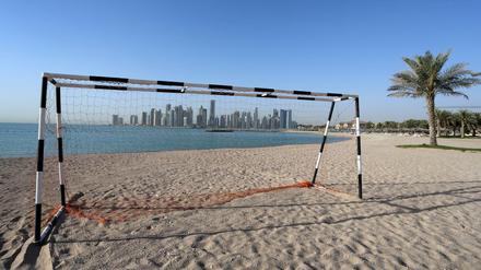 Fußballtor vor der Skyline von Doha in Katar. (Archiv)