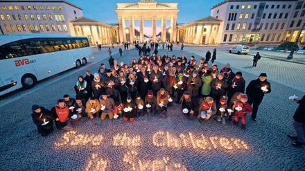Lichter in der Dunkelheit. Sind junge Menschen gezwungen, im Lager zu leben oder vor dem Krieg zu fliehen, geht viel von der Kindheit verloren.