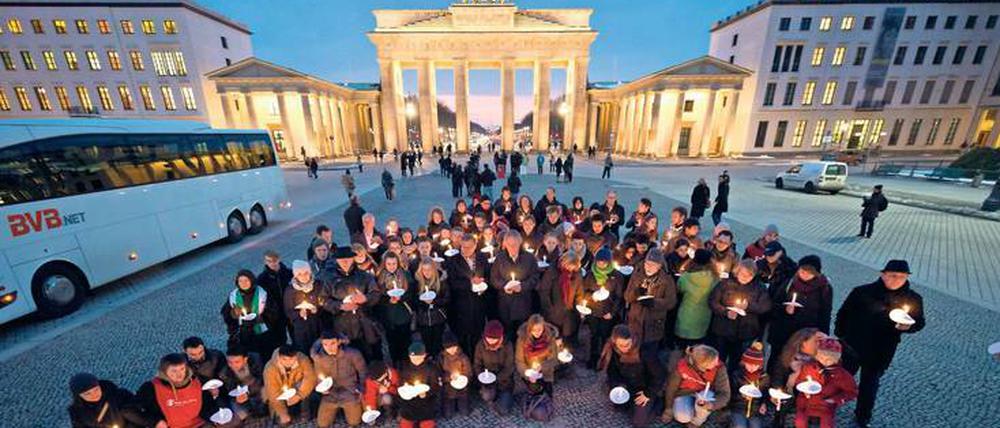 Lichter in der Dunkelheit. Sind junge Menschen gezwungen, im Lager zu leben oder vor dem Krieg zu fliehen, geht viel von der Kindheit verloren.