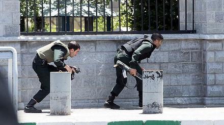 Hinterrücks. Waren Irans Sicherheitskräfte ausreichend gegen Anschläge gewappnet?