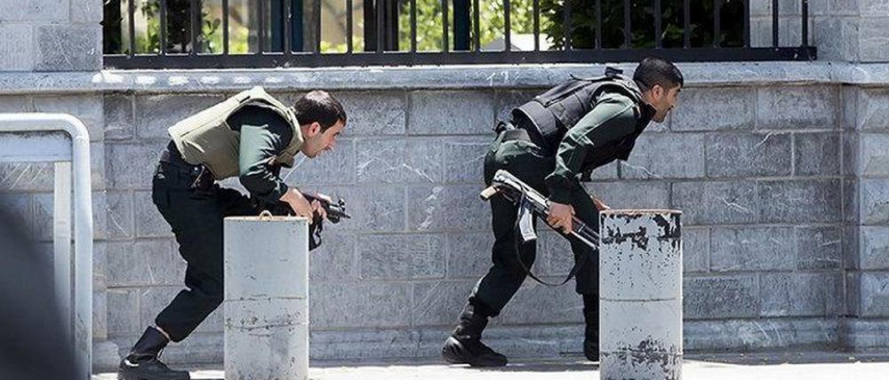 Hinterrücks. Waren Irans Sicherheitskräfte ausreichend gegen Anschläge gewappnet?