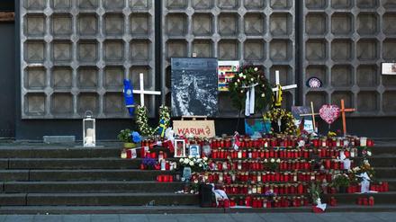 Gedenkstelle: Mit Kerzen und Blumen wird an der Gedächtniskirche der Opfer des Anschlags auf dem Breitscheidplatz gedacht.