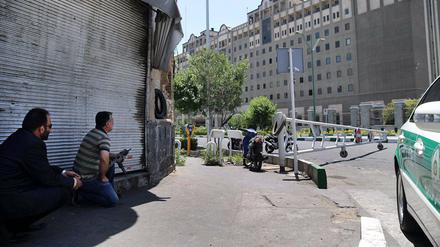 Iranische Sicherheitskräfte gehen am 07.06.2017 vor dem Parlament in Teheran (Iran) in Stellung. Bewaffnete Männer haben das Mausoleum des verstorbenen Revolutionsführers Ruhollah Chomeni sowie das Parlament gestürmt.