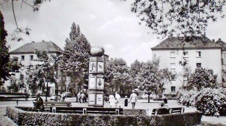 Um die Säule herum waren Bänke aufgestellt.