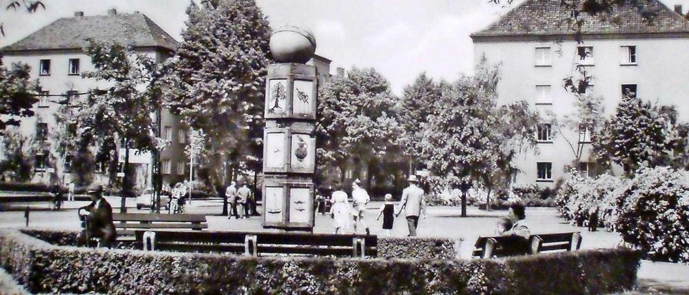 Um die Säule herum waren Bänke aufgestellt.