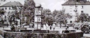 Um die Säule herum waren Bänke aufgestellt.