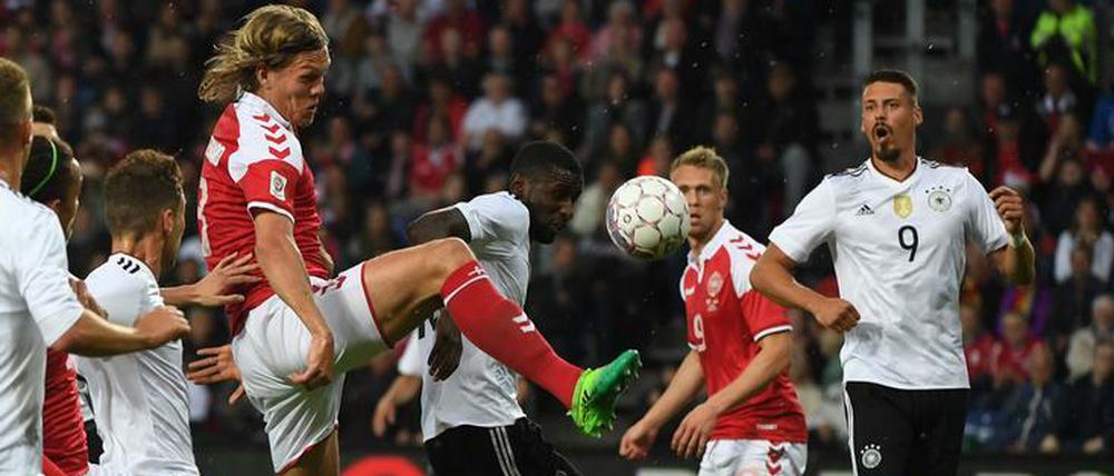 Da staunt der Sandro Wagner. Vestergaard schießt, aber ein Tor fällt in dieser Szene nicht für die Dänen.