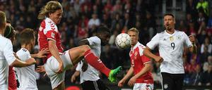 Da staunt der Sandro Wagner. Vestergaard schießt, aber ein Tor fällt in dieser Szene nicht für die Dänen.