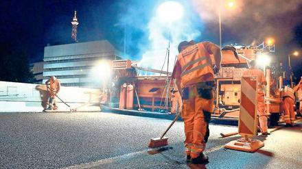 2013 wurde auf der A 100 auch in der Dunkelheit gebaut. Dieses Mal nicht. Und es gibt auch keine Prämien für schnelleres Arbeiten. 