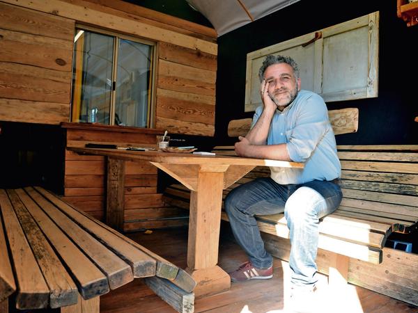 Parkmanager Cengiz Demirci in seinem Bauwagen.