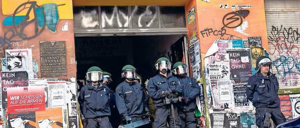 Immer wieder kommt es in der Rigaer Straße in Berlin-Friedrichshain zu Streit zwischen Linksautonomen und Polizei.