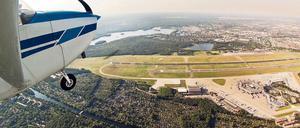 Und das ist übrigens der Flughafen Tegel, fotografiert aus einer Cessna - allerdings schon 2014.