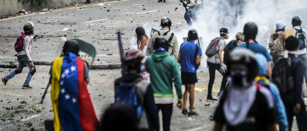 Straßenschlachten zwischen Oppositionellen und Polizisten in Caracas.