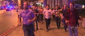 Auf der Flucht, aber das Bier sicher in der Hand: Szene nahe der London Bridge am Samstagabend