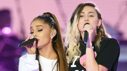 Die Angst nicht siegen lassen: Ariana Grande (links) und Miley Cyrus bei „One Love Manchester“.