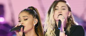 Die Angst nicht siegen lassen: Ariana Grande (links) und Miley Cyrus bei „One Love Manchester“.