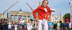 Spaß und Sicherheit. Der Eröffnungsumzug des Turnfestes wurde scharf bewacht.