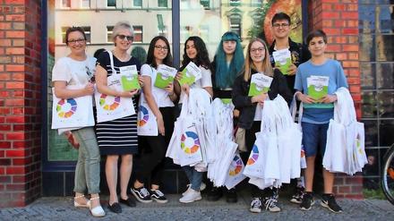 Mariola Boensch und Gabriele Fliegel mit Sara, Rafaella, Mihaela, Johanna, Vojin und Ramon (v.l.n.r.).