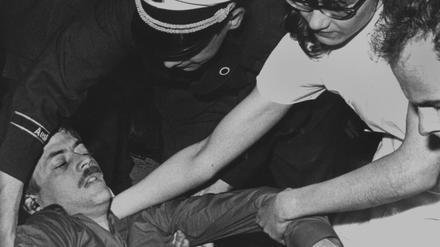 Benno Ohnesorg am 02.06.1967 umringt von Helfern des Roten Kreuzes bei seiner Einlieferung ins Krankenhaus, wo er kurze Zeit später verstarb. 