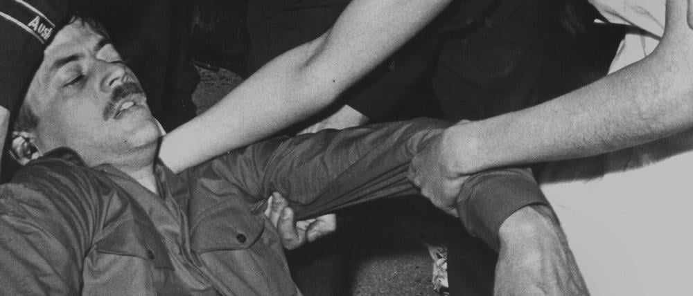 Benno Ohnesorg am 02.06.1967 umringt von Helfern des Roten Kreuzes bei seiner Einlieferung ins Krankenhaus, wo er kurze Zeit später verstarb.