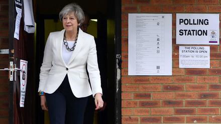 Premierministerin Theresa May verlässt das Wahllokal in Sonning im Westen von London, wo sie ihre Stimme abgegeben hat.