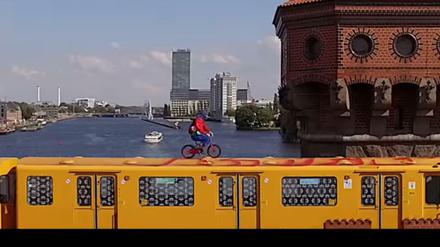 In einem neuen Video fährt ein Mitglied der "Berlin Kidz" mit dem Fahrrad auf einem U-Bahndach.