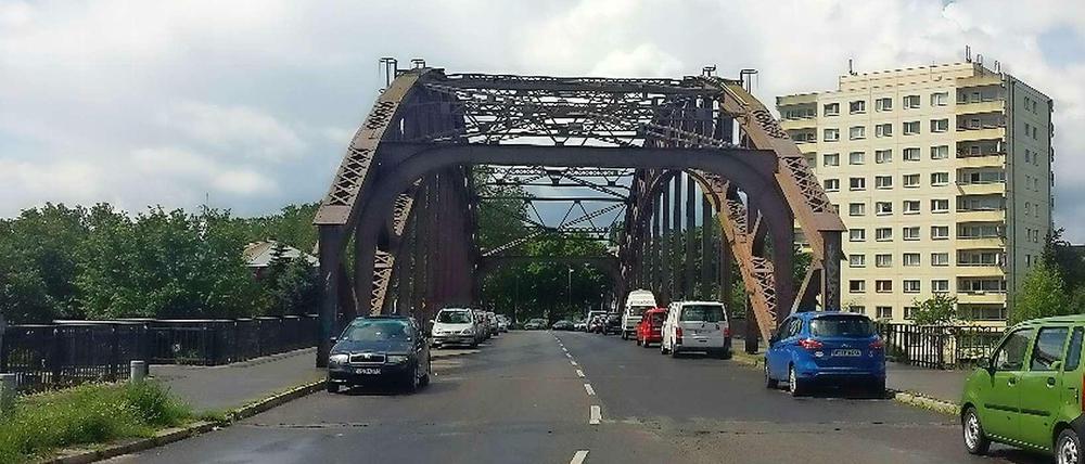 Die Schulenburgbrücke wird abgerissen.