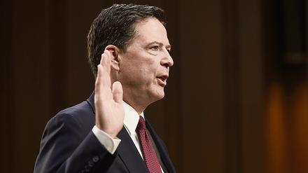 Vor der Anhörung am Donnerstag legte Ex-FBI-Chef James Comey einen Eid ab.