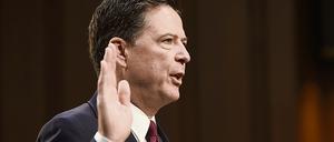 Vor der Anhörung am Donnerstag legte Ex-FBI-Chef James Comey einen Eid ab. 