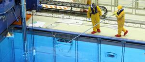 Wartungsarbeiten am Brennelemente-Lagerbecken im Kernkraftwerk Krümmel bei Geesthacht.