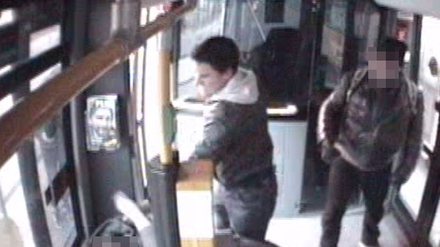 Die Polizei sucht nach dem Unbekannten, der in der Tram M2 zwei Frauen attackiert haben soll.