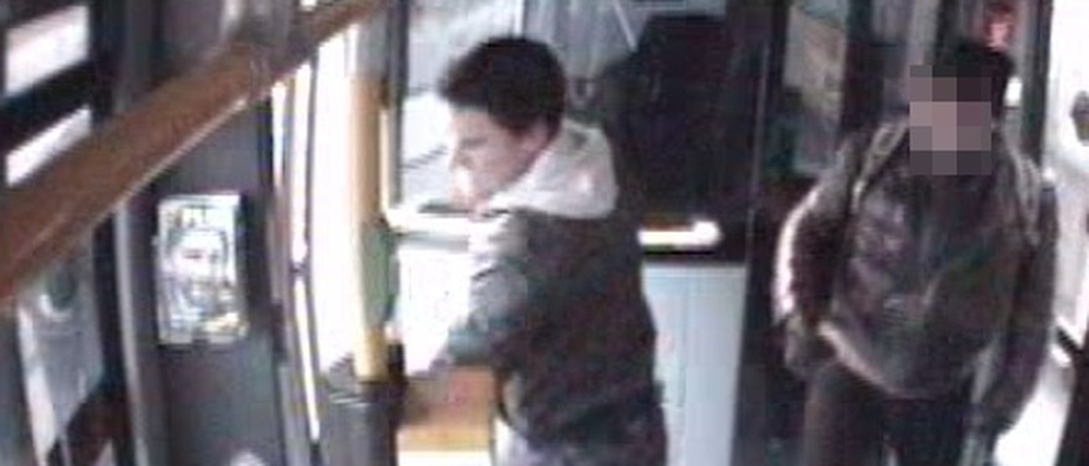 Die Polizei sucht nach dem Unbekannten, der in der Tram M2 zwei Frauen attackiert haben soll.