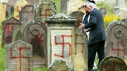 Der Antisemitismus ist global. Hier wurden Gräber auf einem jüdischen Friedhof im französischen Herrlisheim nahe Colmar geschändet. 