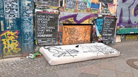 Überall finden Andreas Gebhard und andere Instagram-Nutzer alte Matratzen, die auf der Straße liegen, so wie hier in Berlin.
