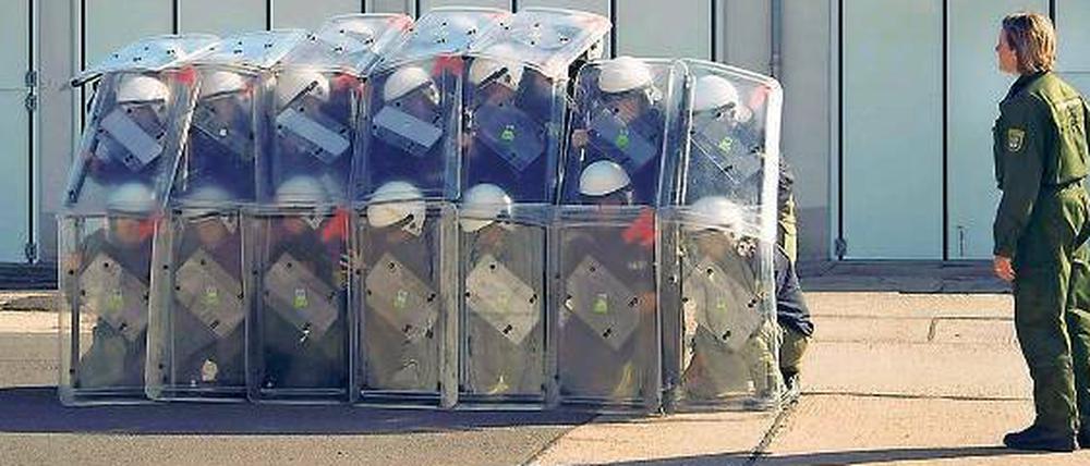 Übung für den Ernstfall. Die Kamera begleitet die Ausbildung.